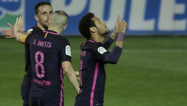 Neymar celebra, junto a Iniesta y Alcácer, el gol que le anotó este domingo al Granada