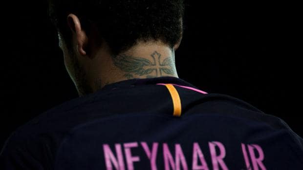 Neymar tuvo que cambiarse las botas ante el Sevilla