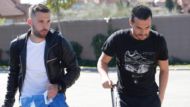 Jordi Alba junto a Pedro Rodríguez durante la última concentración de la selección española