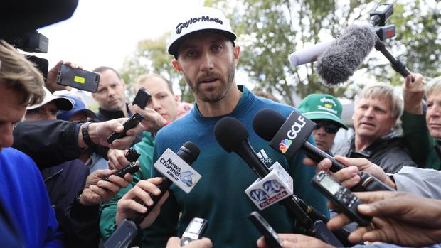 Dustin Johnson se explica ante la prensa