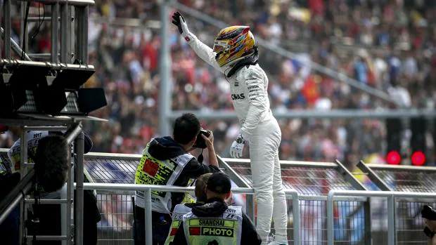 Lewis Hamilton saluda a los aficionados tras la clasificación