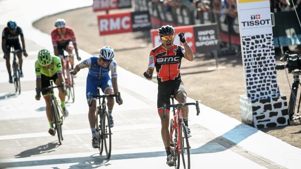 Van Avermaet cruza la meta como ganador de la Paris-Roubaix