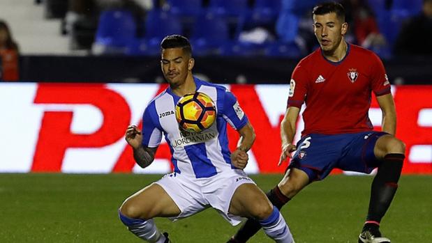 Osasuna festeja su primer triunfo en casa con dos goles de Sergio León