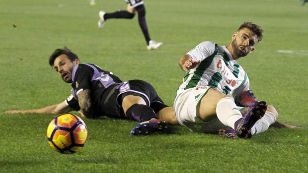 Rodri pelea por un balón en el Córdoba CF-Real Valladolid de la primera vuelta