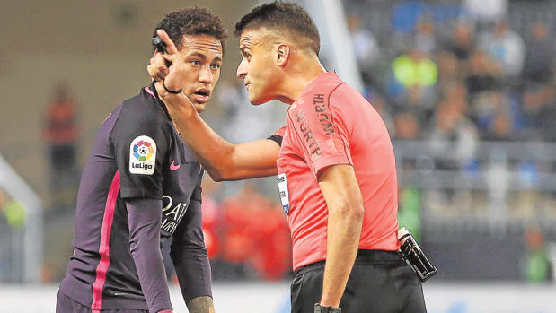 Neymar le explica a Gil Manzano que se estaba atando las botas tras ver la tarjeta amarilla