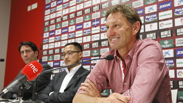 Tony Adams: «Voy a dar una patada en el culo a los futbolistas»