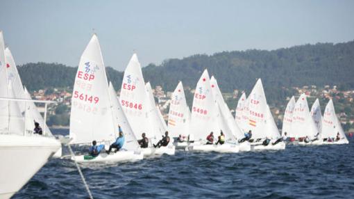 Marta Garrido y Clara Llabrés imponen su ritmo en el Campeonato de España de 420