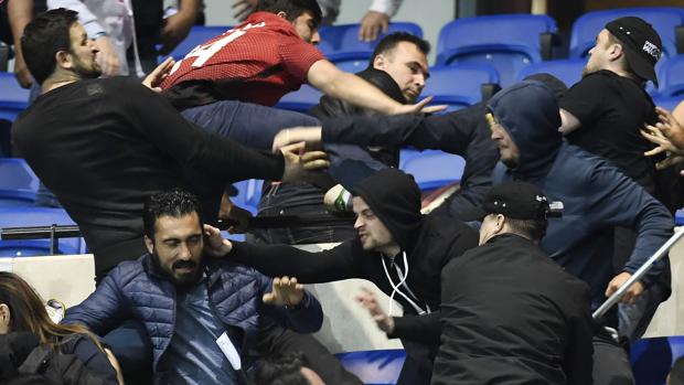 Una pelea entre ultras pospone el Lyon-Besiktas