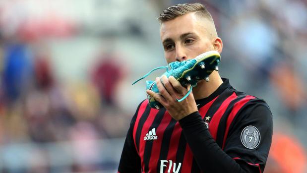 Gerard Deulofeu se besa la bota tras lograr un gol con el Milan