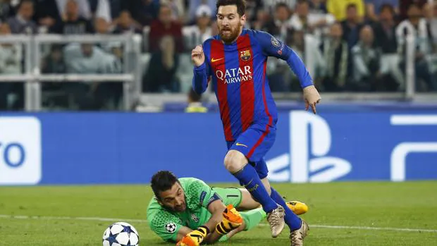 Leo Messi trata de superar a Buffon durante el partido entre la Juventus y el Barcelona en Turín