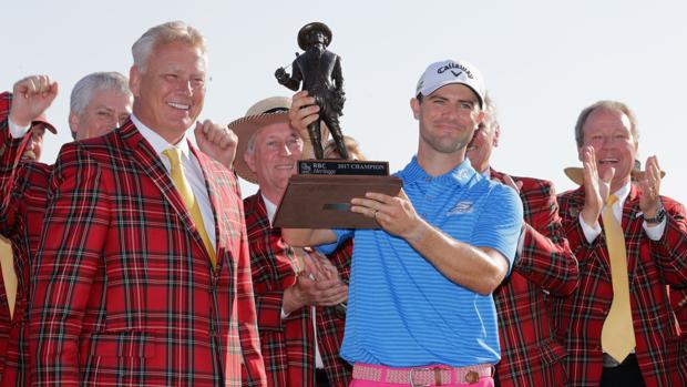 Wesley Bryan muestra orgulloso el tírofeo ganado en Hilton Head