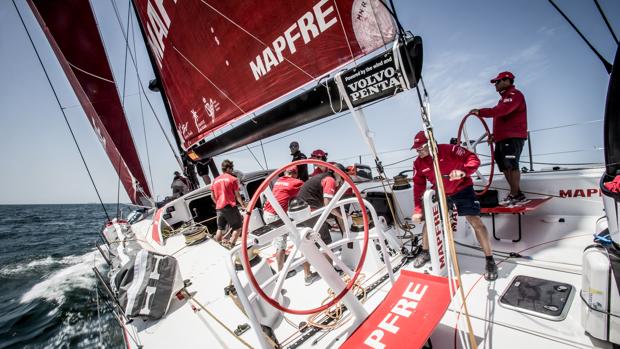 El «Mapfre» pone rumbo a Sanxenxo