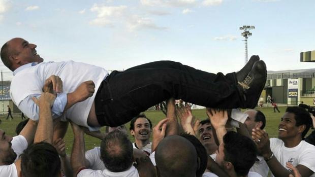 Abraham García, entrenador de la Gimnástica Segoviana, manteado por sus jugadores