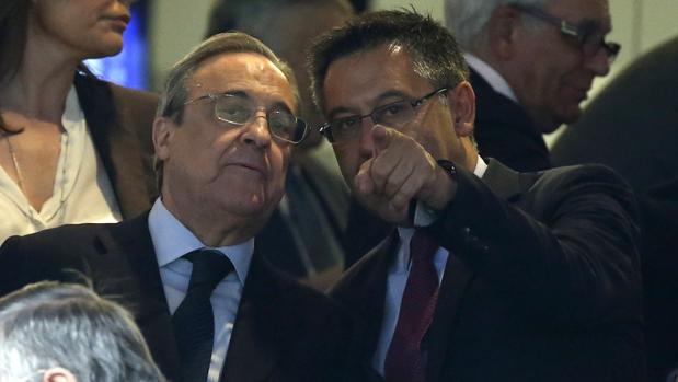 Bartomeu, junto a Florentino Pérez, presidente del Real Madrid, en el último Clásico