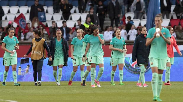 Las jugadoras del Barcelona tras caer eliminadas ante el PSG