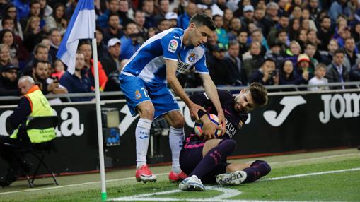 Piqué lucha por el balón en Cornellá-El Prat