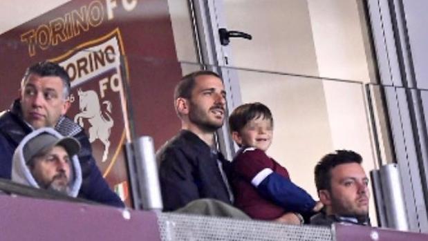 Bonucci junto a su hijo Lorenzo viendo el partido del Torino ante la Sampdoria