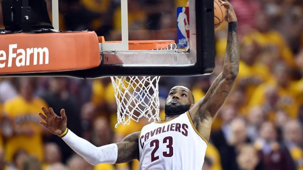 LeBron James machaca el aro en el partido ante los Raptors