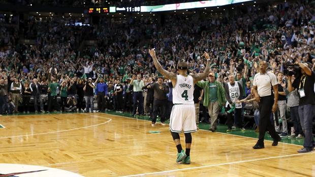 Isaiah Thomas celebra con los aficionados durante el segundo partido ante los Wizards