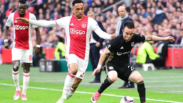 Traoré destroza al Lyon y acerca al Ajax a la final