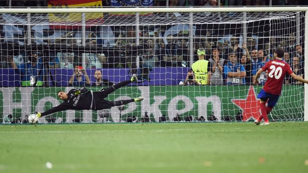 Penalti de Juanfran a Keylor Navas en la final de la Champions 2016