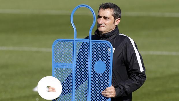 Ernesto Valverde durante un entrenamiento del Athletic en Lezama