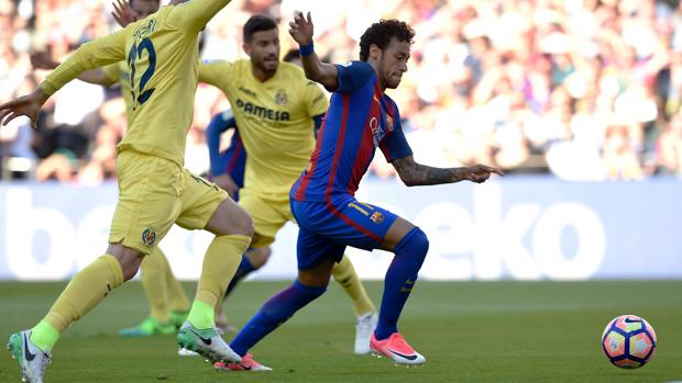 Neymar en el momento de rematar a gol mientras el Villarreal pide fuera de juego