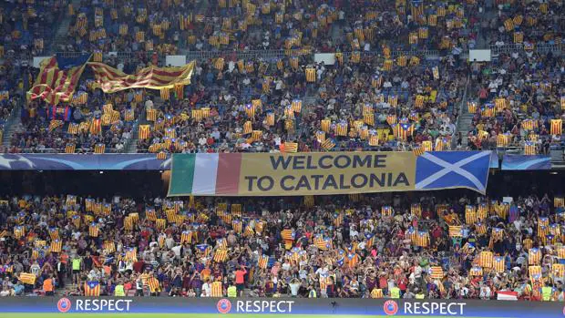 Banderas esteladas en el Camp Nou durante un partido de la Champions League