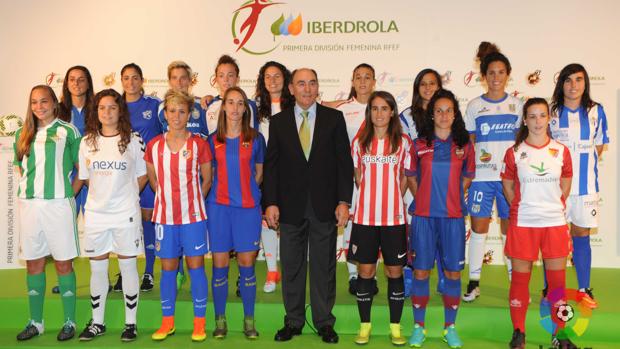 Ignacio Galán, presidente de Iberdrola, con las representantes de los 16 equipos de la Liga