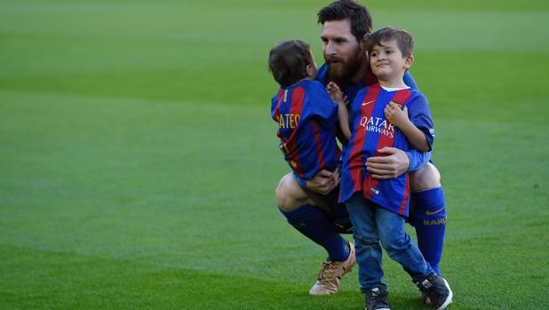 Leo Messi posa con sus dos hijos antes de que dé comienzo el partido entre el Barcelona y el Villarreal
