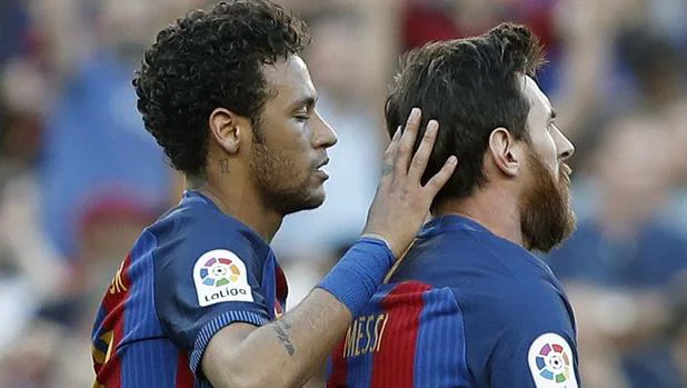 Neymar felicita a Messi tras marcar el cuarto gol ante el Villarreal
