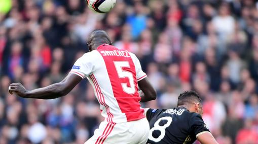 Davinson Sánchez disputa un balón aéreo en un partido frente al Olympique de Lyon