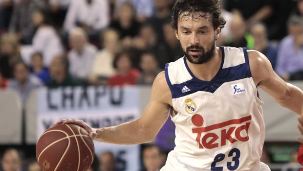 Sergio Llull (i) lucha el balón con el polaco Tomasz Gielo (d), del Divina Joventut