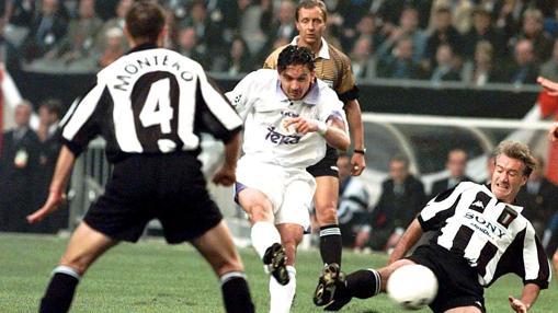 Mijatovic remata frente a la Juventus en la final de la Champions League de 1998