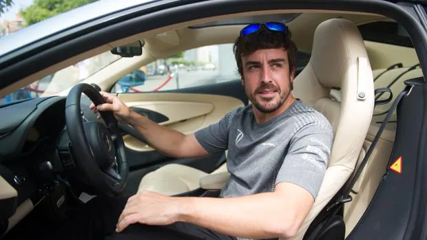 El joven que puede cerrarle la puerta de Mercedes a Fernando Alonso