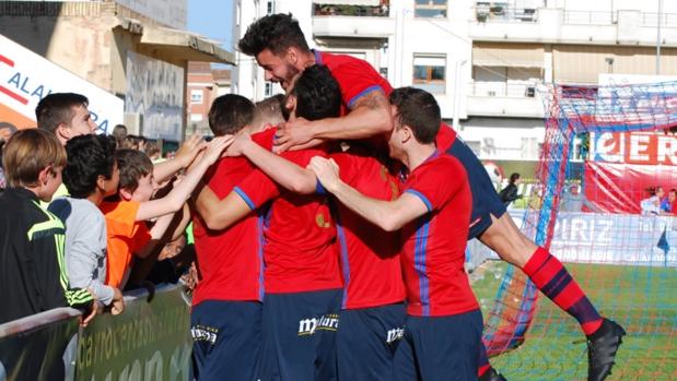 Aficionados del Calahorra celebran un gol con sus jugadores