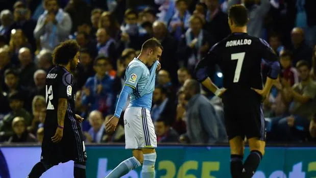 Iago Aspas abandona el terreno de juego tras ser expulsado en el último partido contra el Real Madrid.