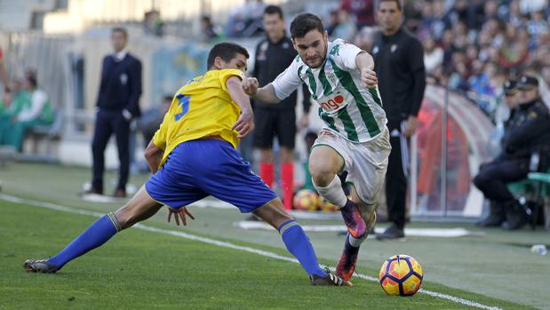 Javi Galán, en un momento del Córdoba CF-Cádiz CF de la primera vuelta