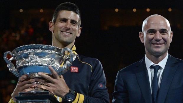 Djokovic y Agassi, en una entrega de premios