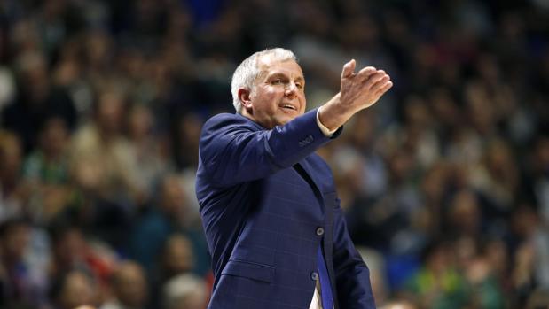 Obradovic gesticula durante un partido de la Euroliga .