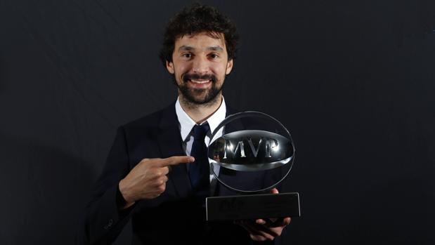 Sergio Llull, con el trofeo que le acredita como MVP de la ACB