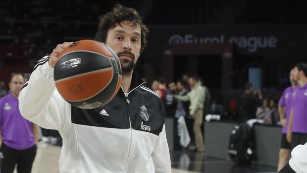 Sergio Llull, con el trofeo que le acredita como MVP de la ACB