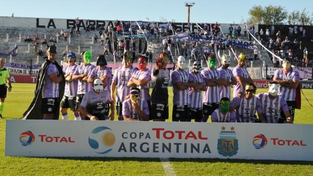 Los jugadores del Sacachispas antes de su partido ante el Arsenal de Sarandí