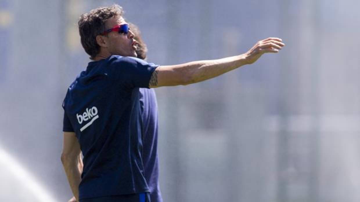 Luis Enrique da instrucciones durante el entrenamiento de este viernes