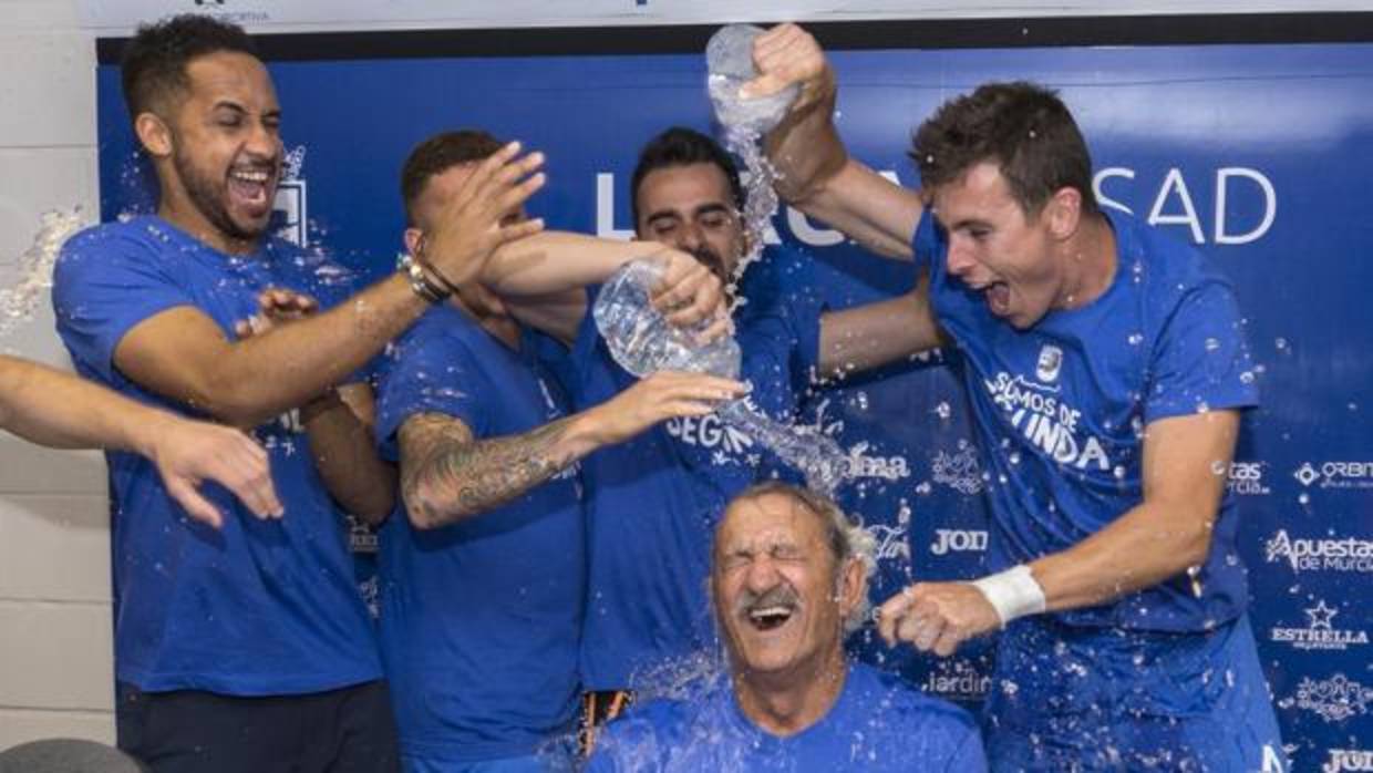 Los jugadores del Lorca irrumpiendo en la rueda de prensa de su entrenador