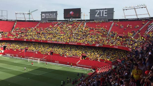 La marea amarilla celebra el gol de Aketxe en el Sánchez Pizjuán