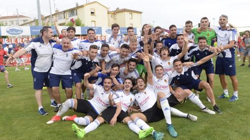 Los jugadores aragoneses celebran el ascenso en Calahorra