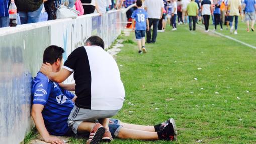 Un hincha del Burgos consuela a uno del Linares