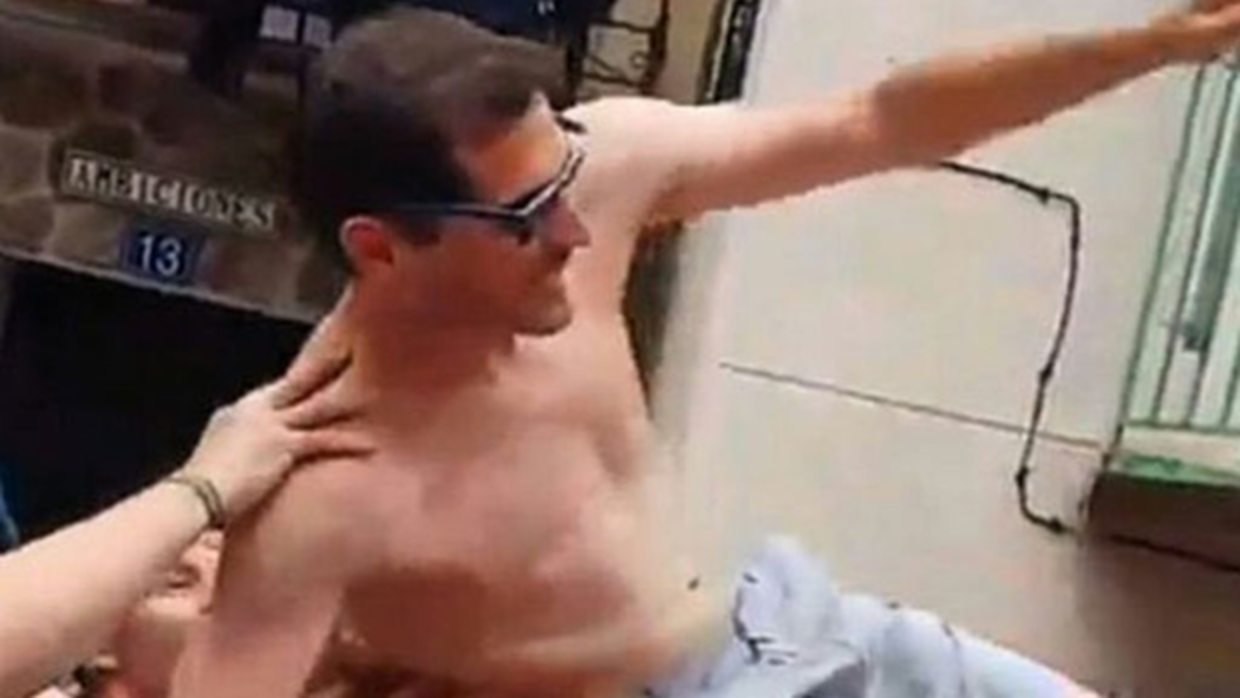 Sin camiseta, el guardamenta Íker Casillas en Navalacruz (Ávila)