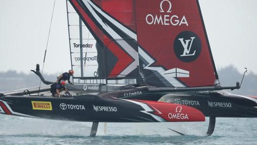 El poco viento da alas a «Oracle» y «New Zealand», que abren una brecha